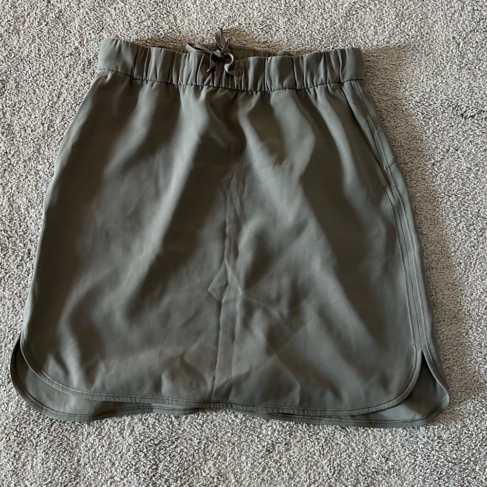 LULULEMON on the fly Skirt in grey sage 10
